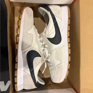 Nike Men’s White and Black Retro Runner Sneakers